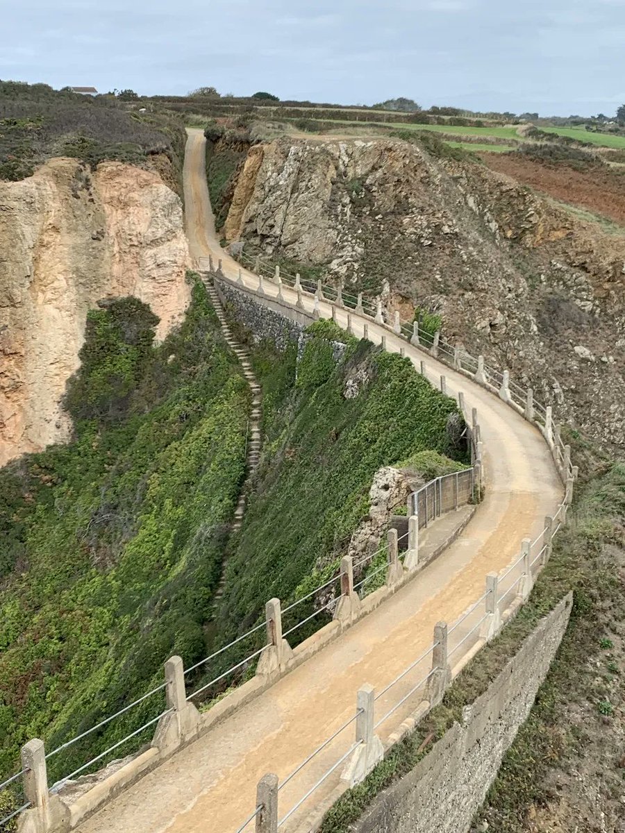 beatravelling's tweet photo. My absolute favourite in #Guernsey 🇬🇬

- Sark island,
where you go by foot🚶‍♀️, bike🚲 or horse &amp; carriage🐎

#islandlife #channelislands #travel #reiseliv

https://t.co/nCowGcGDBn https://t.co/QUuOML6OCl