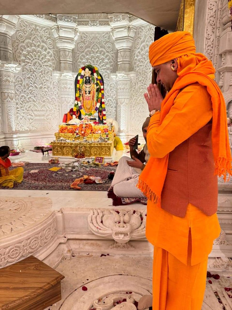 MahantBalaknath's tweet photo. अयोध्या, प्रभु श्री राम लला विग्रह दर्शन।
प्रभु आपको कोटि-कोटि प्रणाम।
अद्भुत, विलक्षण, किंतु सत्य, प्रभु श्री राम लला आखिर हम सभी को आशीर्वाद देने के लिए अयोध्या  भव्य मंदिर में विराजित हो गये #राम_का_भव्य_धाम https://t.co/sKTzmM8poT