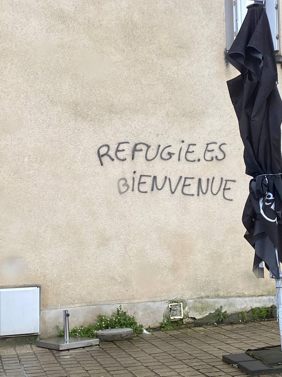 PHerbais's tweet photo. Je propose aux petits malins d'extrême-gauche qui taguent la jolie ville de Mayenne de montrer l'exemple. Prenez quelques migrants chez vous pendant que Monsieur le Maire fait nettoyer les murs.
Pas de plaintes de la Mairie j'imagine ? Réservé pour les sticks patriotes ?
#Mayenne https://t.co/Kx8uhWyeEQ