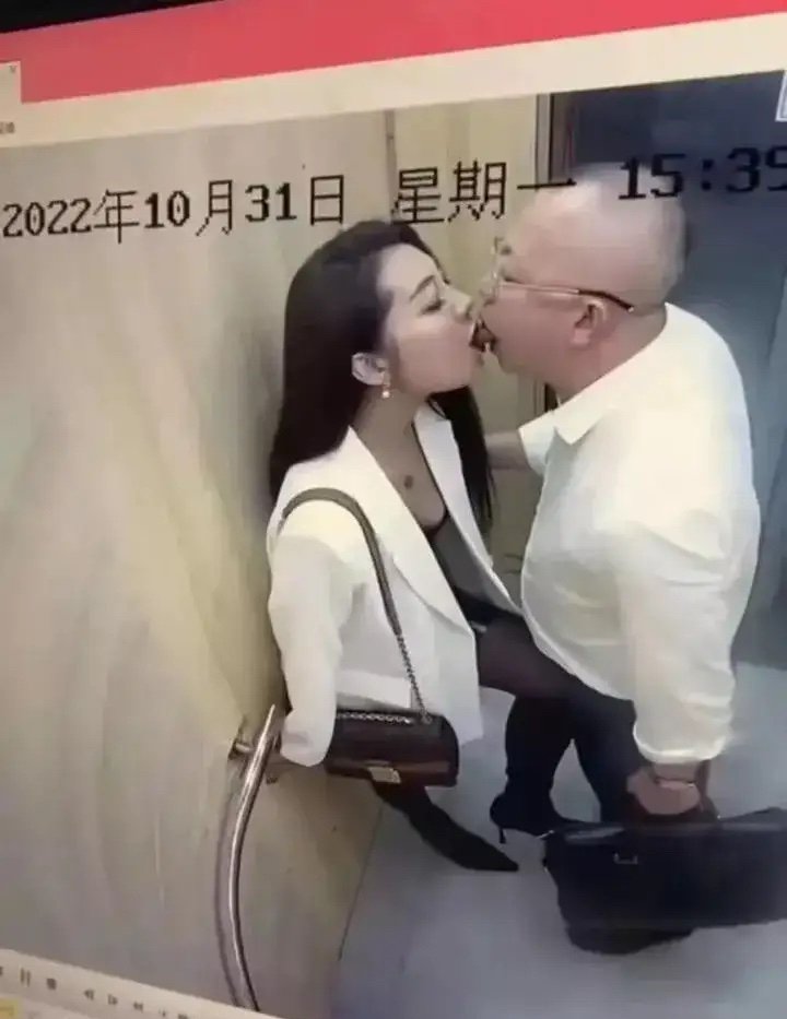 🚨澄清一下，这不是我！
好多人来私信问我是不是我，虽然有那么一丢丢的像，但我绝对不会把舌头放到一个秃头男的嘴巴里面，我还没骚b到那个程度，太恶心了！像极了日本动作电影既视感 https://t.co/YIi8fcwspN