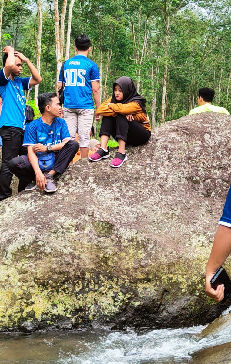Novitaputriang's tweet photo. Foto dimana aku lagi serius dengerin pak kim bercerita keluh kesah kerja di distributor, dmana pas momen ini ga ada kepikiran sama skali buat punya hubungan lebih dri temen kerja😴 soalnya tiap sabtu kalo ketemu ada aja bahan buat ribut https://t.co/uhGC8MDuqQ