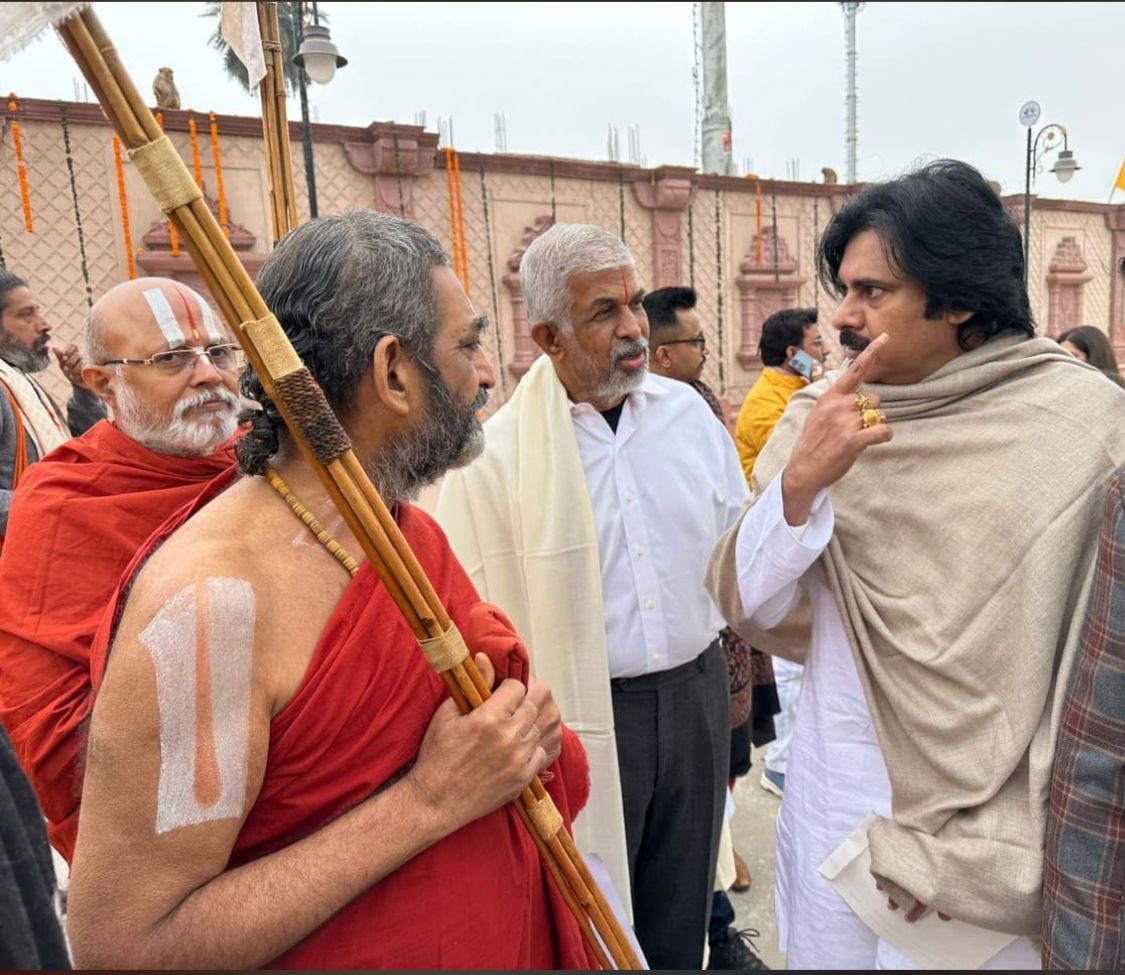 JSPShatagniTeam's tweet photo. అయోధ్య రామ మందిర ప్రాణ ప్రతిష్ట కార్యక్రమంలో, అక్కడికి విచ్చేసిన త్రిదండి శ్రీమన్నారాయణ రామానుజ చిన్న జీయర్ స్వామివారితో ముచ్చటించిన @JanaSenaParty అధినేత శ్రీ @PawanKalyan గారు.

#AyodhaRamMandir #RamMandirPranPrathistha https://t.co/KNvN6Kx5Cz