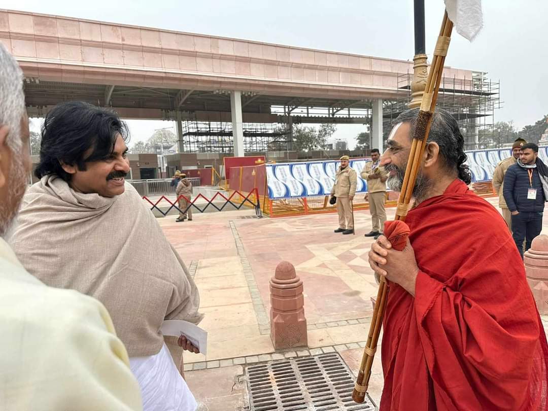 JSPShatagniTeam's tweet photo. అయోధ్య రామ మందిర ప్రాణ ప్రతిష్ట కార్యక్రమంలో, అక్కడికి విచ్చేసిన త్రిదండి శ్రీమన్నారాయణ రామానుజ చిన్న జీయర్ స్వామివారితో ముచ్చటించిన @JanaSenaParty అధినేత శ్రీ @PawanKalyan గారు.

#AyodhaRamMandir #RamMandirPranPrathistha https://t.co/KNvN6Kx5Cz