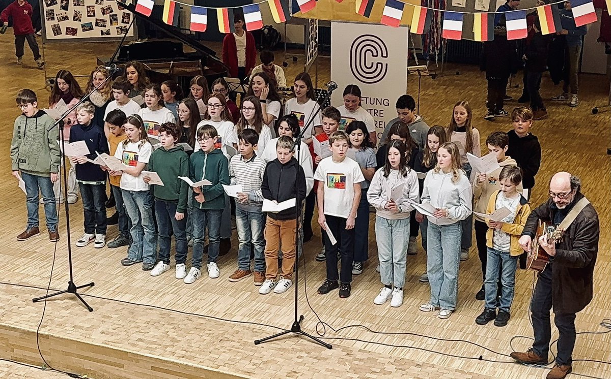 #JFA2024 🇫🇷🇩🇪 
Les <a href="/Enfantastiques/">Les Enfantastiques</a> #Fantastikinder au rendez-vous !
👏👏Bravo aux 40 choristes du Stromberg Gymnasium de Vaihingen an der Enz et les bilingues de 6e du collège du Kochersberg.