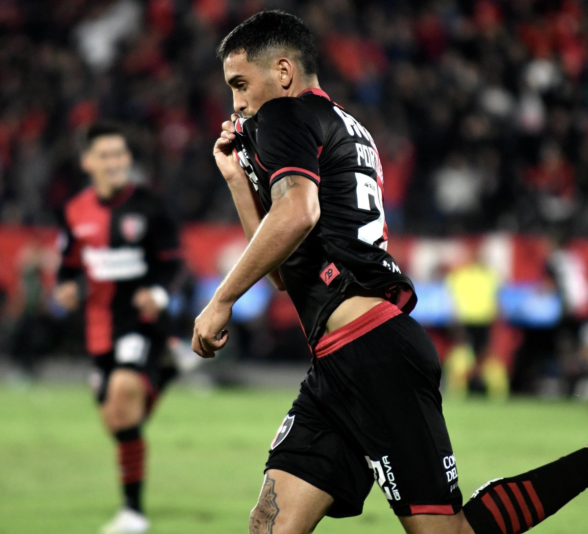 urieliugt's tweet photo. 🚨Marcos Portillo es nuevo jugador de #Talleres. Tal lo informado por @VyGTalleres.

➡️#Newells vende un % del pase. Esta mañana el volante se realizó los exámenes médicos. 

✍️Contrato hasta diciembre de 2026 con opción de extenderlo por uno mas. https://t.co/2TBRdZTq3a