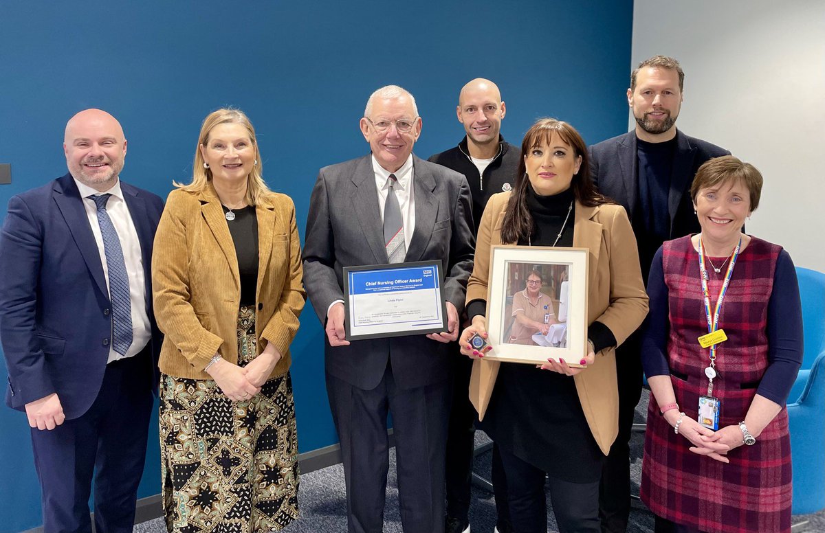 💙It was with immense pride that we welcomed the family of one of our most exemplary healthcare assistants - Linda Flynn - to posthumously receive a prestigious @CNOEngland Healthcare Support Worker Award from Deputy Chief Nurse for England @duncan_CNSE newcastle-hospitals.nhs.uk/news/hca-post-…