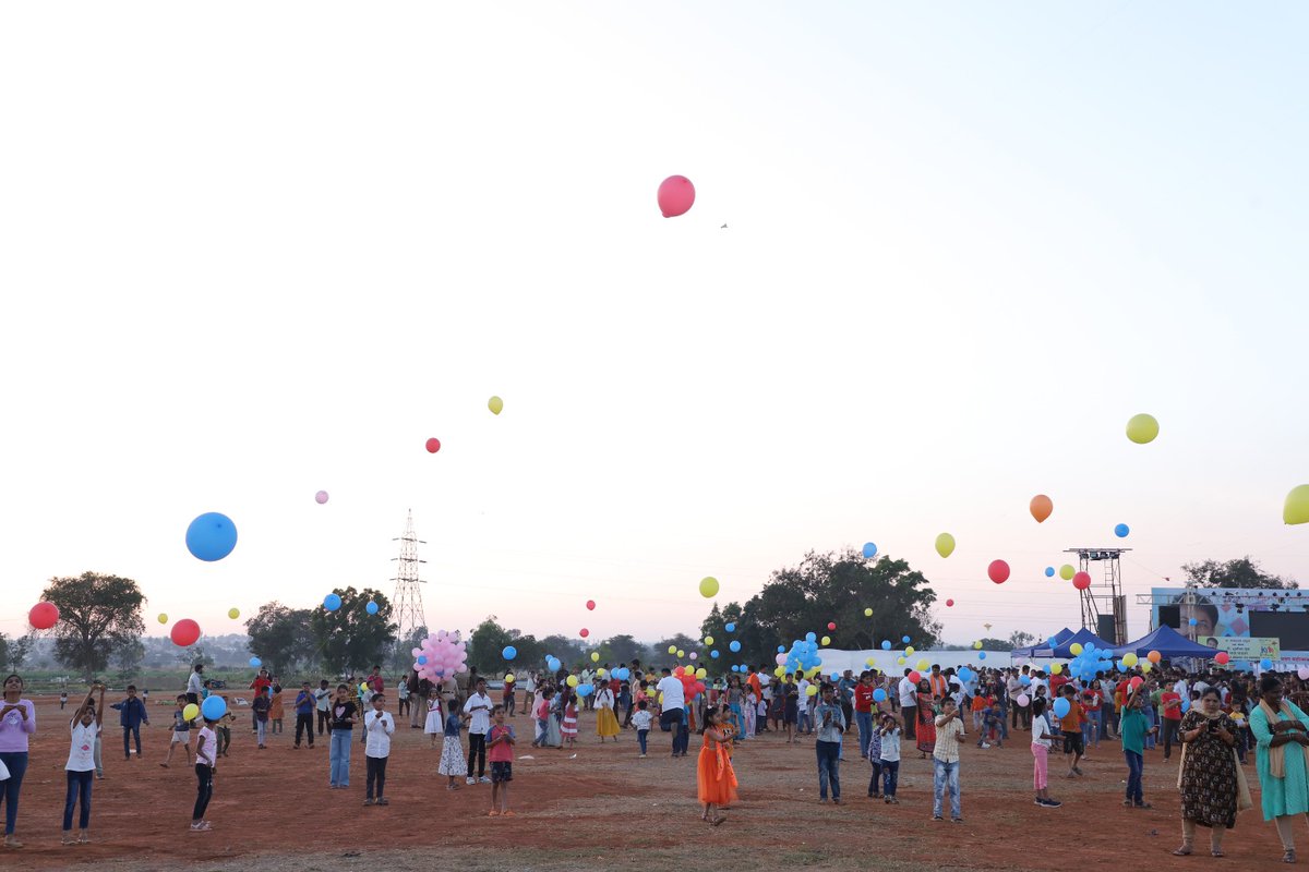 iamabhaypatil's tweet image. Glimpses of Balloon Festival at Belgaum International Kite Festival 2024 at Malini City, B.S Yediyurappa Marg. Kids and elders all loved colorful balloons in the sky. 

#bikf
#belgauminternationalkitefestival
#belgaum
#belgaumdakshin 
#belagavi
#belagavidakshin