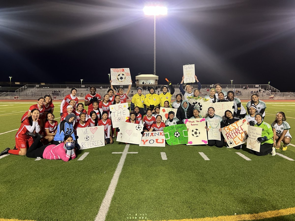 falls_wsoccer's tweet photo. Friday Night we came together with @CyLakesGSoccer to show appreciation for our amazing Refs at our 1st district game of the season. #weloveourrefs https://t.co/53gMchYtbn