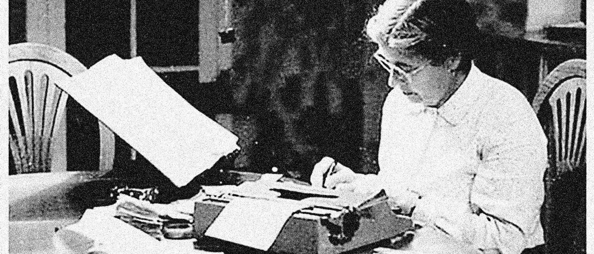 lopedevegac's tweet photo. Tal día como hoy, pero de 1981, fallecía la bibliotecaria, archivera, filóloga y lexicógrafa, María Moliner, autora del Diccionario de uso del español.

Lo escribió a lo largo de 15 años en la mesa del salón de su casa, fuera de su horario laboral. https://t.co/S7VRba7aJo