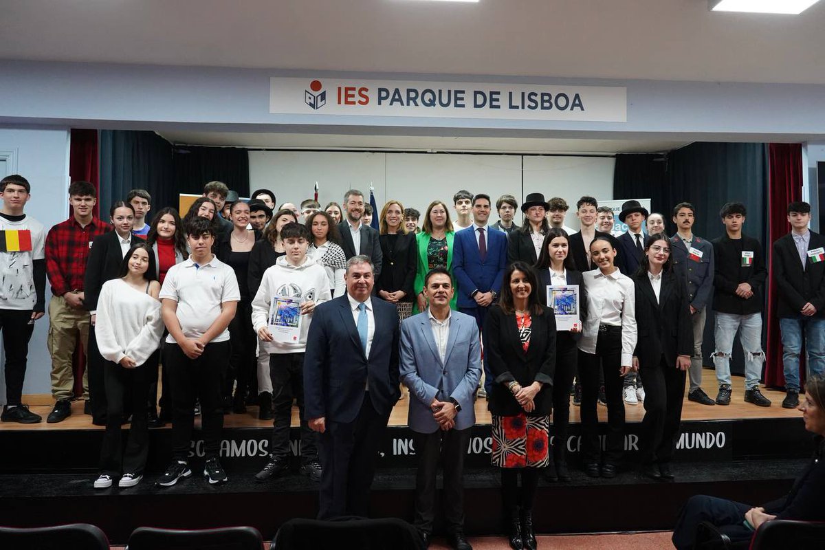 CandeTesta's tweet photo. De la construcción de la UE, el funcionamiento de sus instituciones, la influencia de su normativa y el impulso financiero de sus programas saben, y mucho, el alumnado del @IesParque #Alcorcón Hoy nos hemos comprometido a divulgar su enorme trabajo y el de sus docentes. 🇪🇺👏 https://t.co/fU0fulHhOZ