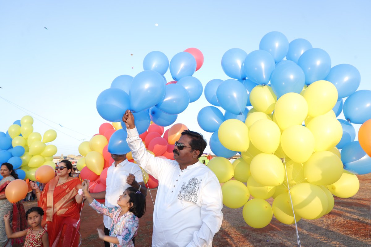 iamabhaypatil's tweet image. Glimpses of Balloon Festival at Belgaum International Kite Festival 2024 at Malini City, B.S Yediyurappa Marg. Kids and elders all loved colorful balloons in the sky. 

#bikf
#belgauminternationalkitefestival
#belgaum
#belgaumdakshin 
#belagavi
#belagavidakshin