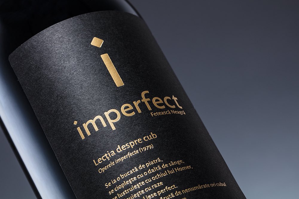 WineAdmire's tweet photo. 𝐑𝐚𝐬𝐨𝐯𝐚 | 🍷𝑽𝒊𝒏 𝒅𝒊𝒏 𝑹𝒐𝒎𝒂𝒏𝒊𝒂 🇷🇴
---
Afișează o sobrietate elegantă, dar în același timp are și un caracter exotic, cu o textură consistentă, o puritate a fructului impresionantă și cu taninuri coapte și bine slefuite. #wine  #wineadmire https://t.co/IzQEN3Z5jv