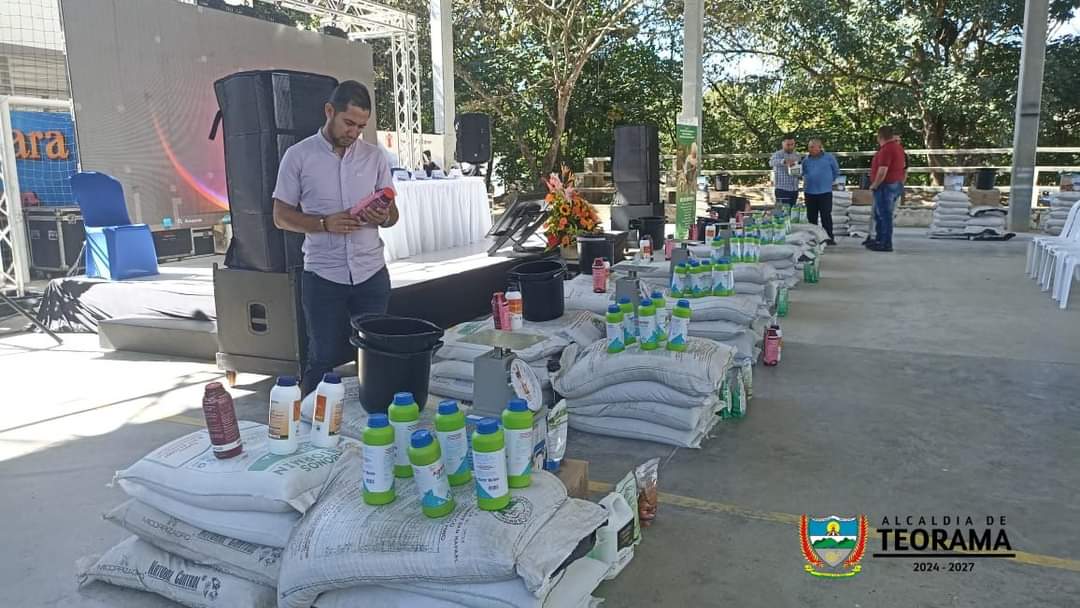 alcteorama's tweet photo. En el marco del proyecto “FORTALECIMIENTO DE LOS SISTEMAS DE PRODUCCIÓN AGRÍCOLA DEL DEPARTAMENTO NORTE DE SANTANDER” FORAGRI. 

La secretaria de desarrollo social, económico y rural, participo en la socialización del proyecto y entrega protocolaria del kit agrícola. https://t.co/EaeoFO24c9