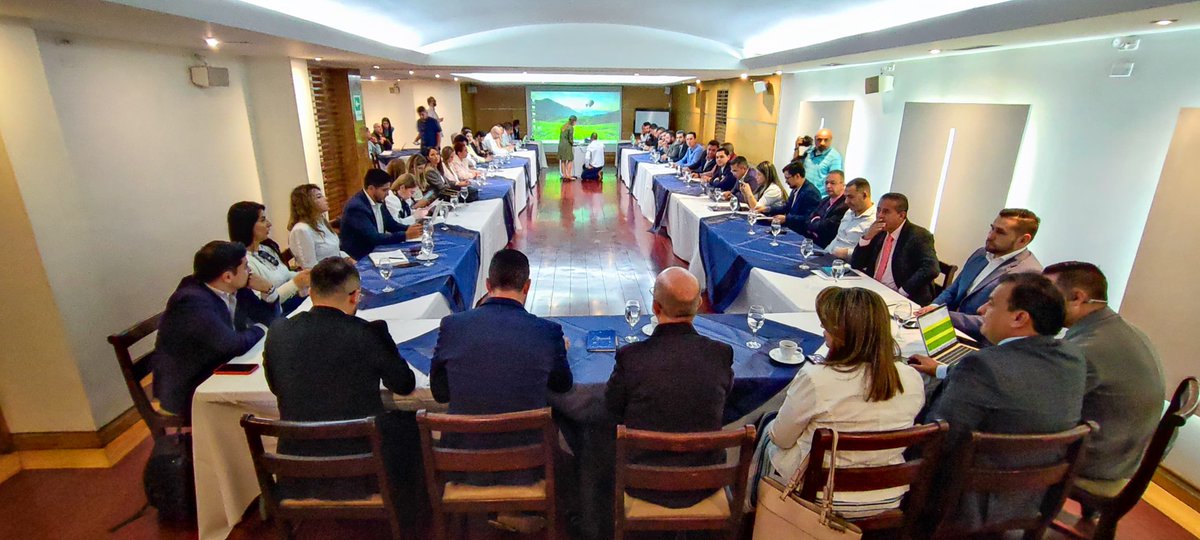 Henrygutian's tweet photo. Comenzamos semana en Consejo ampliado de Gobierno, con la compañía de los alcaldes del departamento.  El objetivo es tenerlos muy cerca a todos y cada uno, para construir proyectos conjuntos y que sientan que la Gobernación de Caldas está cerca de todos. https://t.co/YeyvsteFeJ
