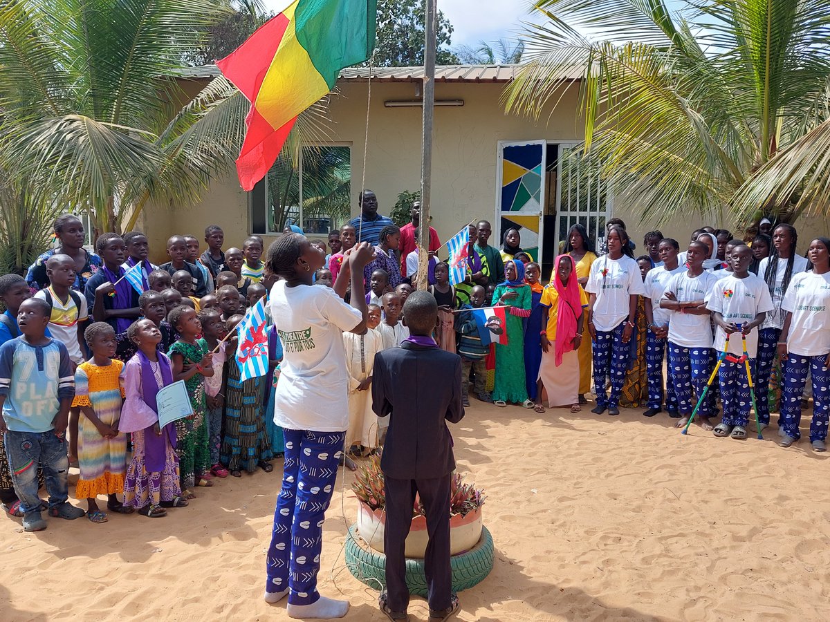 LUinDAKAR's tweet photo. Fin de la tournée à Mboro: accueil chaleureux au Centre de ressources éducationnelles et de promotion des enfants, et visite du Centre de formation prof. de @ONG_JED_SN en 🤝avec @GuidenaScouten et #PADEM. Moment interview sur les impressions de la tournée à Radio Niayes. #LuxAid https://t.co/vKX1p59qtW