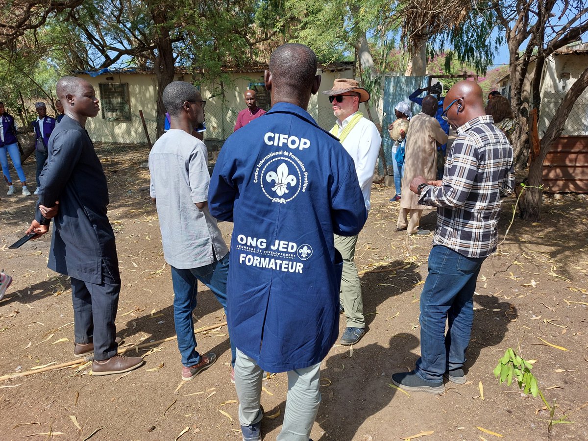 LUinDAKAR's tweet photo. Fin de la tournée à Mboro: accueil chaleureux au Centre de ressources éducationnelles et de promotion des enfants, et visite du Centre de formation prof. de @ONG_JED_SN en 🤝avec @GuidenaScouten et #PADEM. Moment interview sur les impressions de la tournée à Radio Niayes. #LuxAid https://t.co/vKX1p59qtW