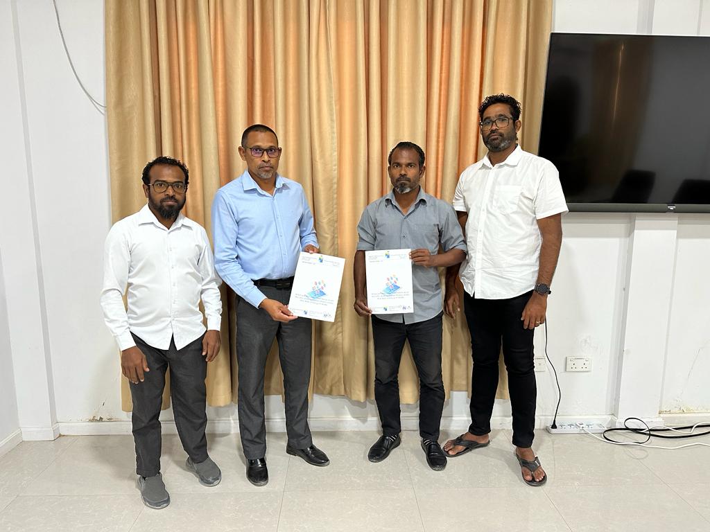 MvNids's tweet photo. ރައްޔިތުންނަށް ފޯރުކޮށްދޭ ޚިދުމަތްތައް  ހަލުއިކޮށް ލިބިގަނެވޭނެ މަގުފަހި ކުރުމުގެ ގޮތުން މި ޖަމްޢިއްޔާ އާއި ކައުންސިލާއި ގުޅިގެން ފަރުމާކުރުމުންދާ މޯބައިލް އެޕްލިކޭޝަން ލައިވް ކުރުމާއި މެއިންޓެއިންކޮށް ބެލެހެއްޓުމާބެހޭގޮތުން ކައުންސިލާއެކު ފަހުމުނާމާއެއްގައި ސޮއިކުރުން. https://t.co/bMO3njZKhc