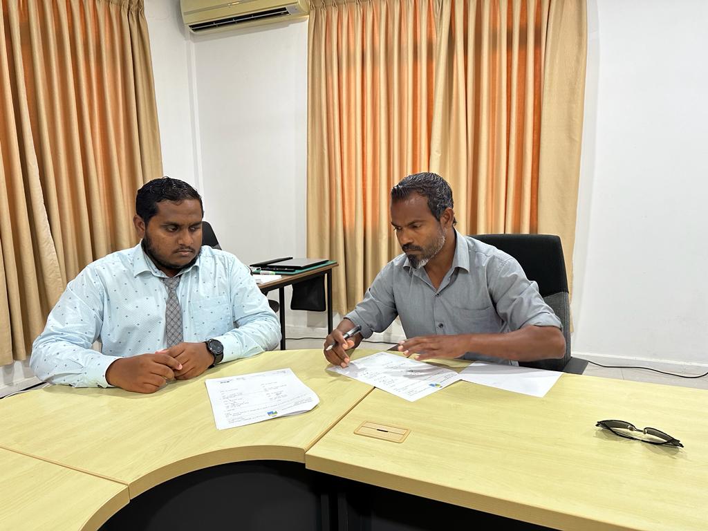 MvNids's tweet photo. ރައްޔިތުންނަށް ފޯރުކޮށްދޭ ޚިދުމަތްތައް  ހަލުއިކޮށް ލިބިގަނެވޭނެ މަގުފަހި ކުރުމުގެ ގޮތުން މި ޖަމްޢިއްޔާ އާއި ކައުންސިލާއި ގުޅިގެން ފަރުމާކުރުމުންދާ މޯބައިލް އެޕްލިކޭޝަން ލައިވް ކުރުމާއި މެއިންޓެއިންކޮށް ބެލެހެއްޓުމާބެހޭގޮތުން ކައުންސިލާއެކު ފަހުމުނާމާއެއްގައި ސޮއިކުރުން. https://t.co/bMO3njZKhc