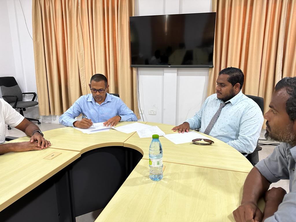 MvNids's tweet photo. ރައްޔިތުންނަށް ފޯރުކޮށްދޭ ޚިދުމަތްތައް  ހަލުއިކޮށް ލިބިގަނެވޭނެ މަގުފަހި ކުރުމުގެ ގޮތުން މި ޖަމްޢިއްޔާ އާއި ކައުންސިލާއި ގުޅިގެން ފަރުމާކުރުމުންދާ މޯބައިލް އެޕްލިކޭޝަން ލައިވް ކުރުމާއި މެއިންޓެއިންކޮށް ބެލެހެއްޓުމާބެހޭގޮތުން ކައުންސިލާއެކު ފަހުމުނާމާއެއްގައި ސޮއިކުރުން. https://t.co/bMO3njZKhc