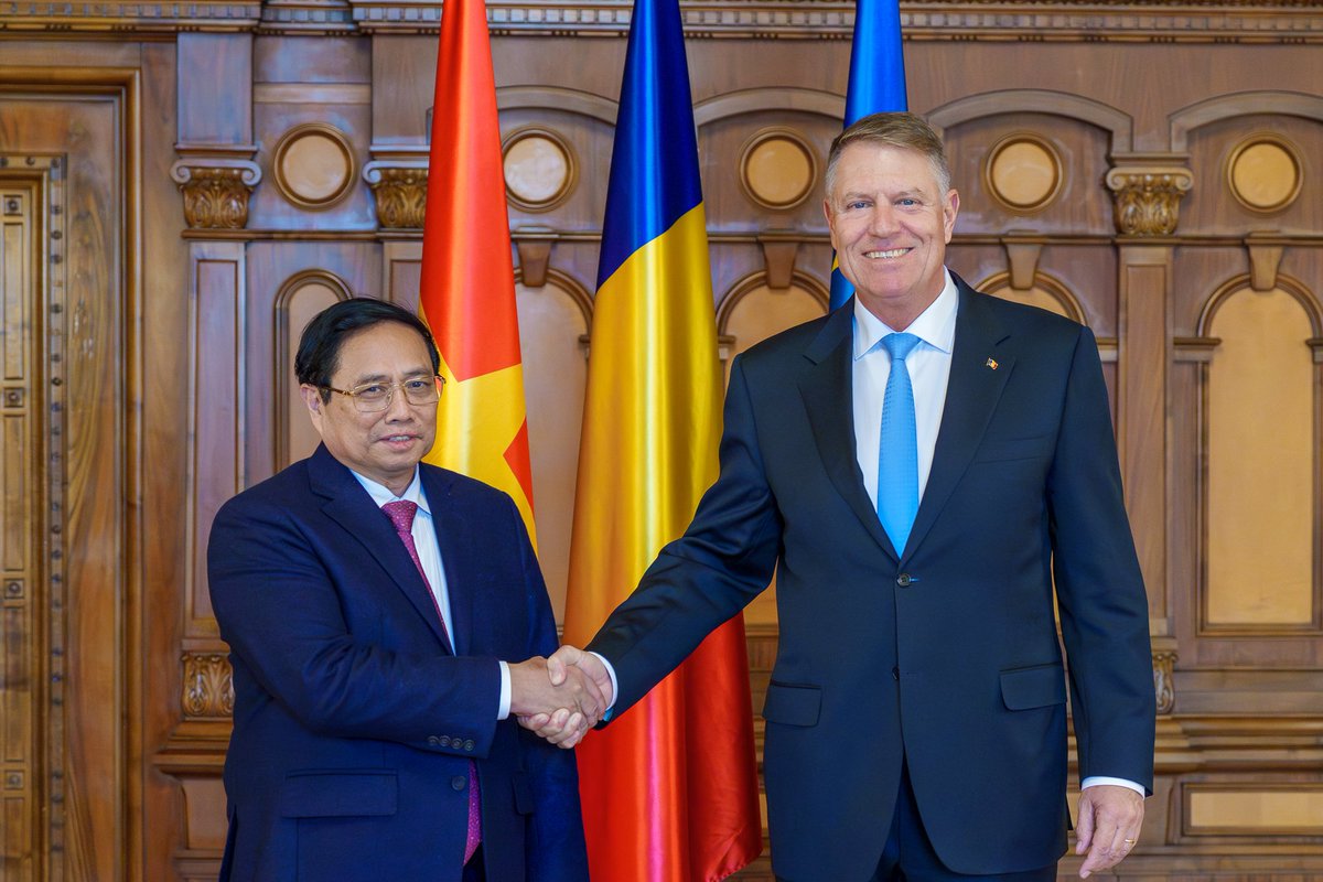 adriano_qld's tweet photo. Bă, ceva nu e ok la #Dulapu. Priviți-i moaca. Cred că l-au băgat în revizie și ne-au dat altul înapoi.
Sau... așa e când revii dintr-un concediu de 10 ani... #BPÎGTDSP #FMMDSN #CMPPDIR #DSSP #DDÎTDB #FTTÎPAPUDBA https://t.co/3U0RwEnS3Y