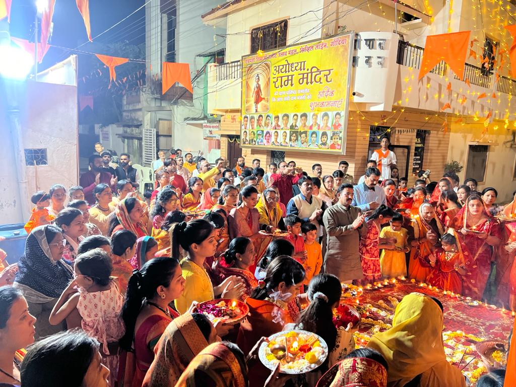 Parinayfuke's tweet photo. 📍गोंदिया  🗓️ 22-01-2024

श्री राम जय राम जय जय राम 🙏
छत्रपती शिवाजी गणेश उत्सव मंडळ, सिव्हील लाईन येथे महाआरतीत सहभागी झालो. सामूहिक आरती आणि श्रीरामाच्या जयघोषाने वातावरण भक्तिमय झाले.

#ShriRam #Ayodhya #RamMandir #JaiShriRam #PMModi #Diya #RamJyoti #रामज्योति #श्रीराम #अयोध्या #राम_का_भव्य_धाम
 @Dev_Fadnavis @cbawankule @BJP4India @BJP4Maharashtra