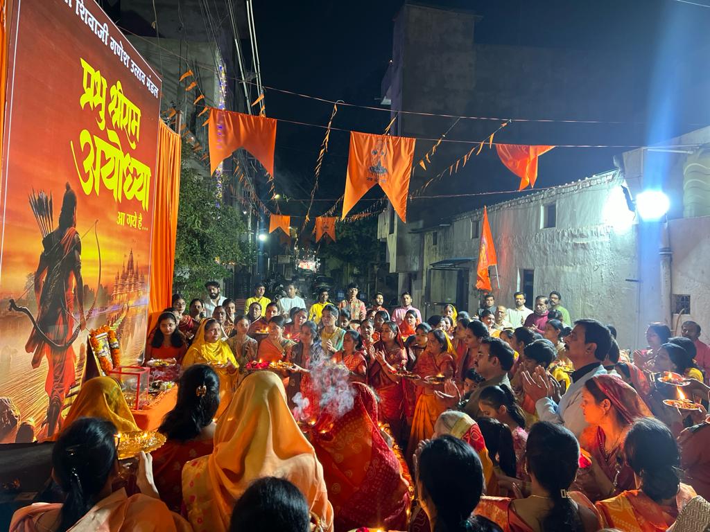 Parinayfuke's tweet photo. 📍गोंदिया  🗓️ 22-01-2024

श्री राम जय राम जय जय राम 🙏
छत्रपती शिवाजी गणेश उत्सव मंडळ, सिव्हील लाईन येथे महाआरतीत सहभागी झालो. सामूहिक आरती आणि श्रीरामाच्या जयघोषाने वातावरण भक्तिमय झाले.

#ShriRam #Ayodhya #RamMandir #JaiShriRam #PMModi #Diya #RamJyoti #रामज्योति #श्रीराम #अयोध्या #राम_का_भव्य_धाम
 @Dev_Fadnavis @cbawankule @BJP4India @BJP4Maharashtra