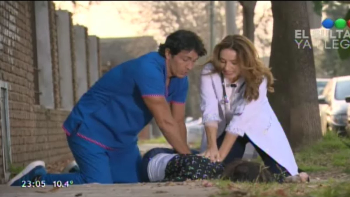 Dr_Nck's tweet photo. Oh no! Nos vamos a perder a Estevanez haciendo RCP con el paciente boca abajo https://t.co/Wsuh75laHM