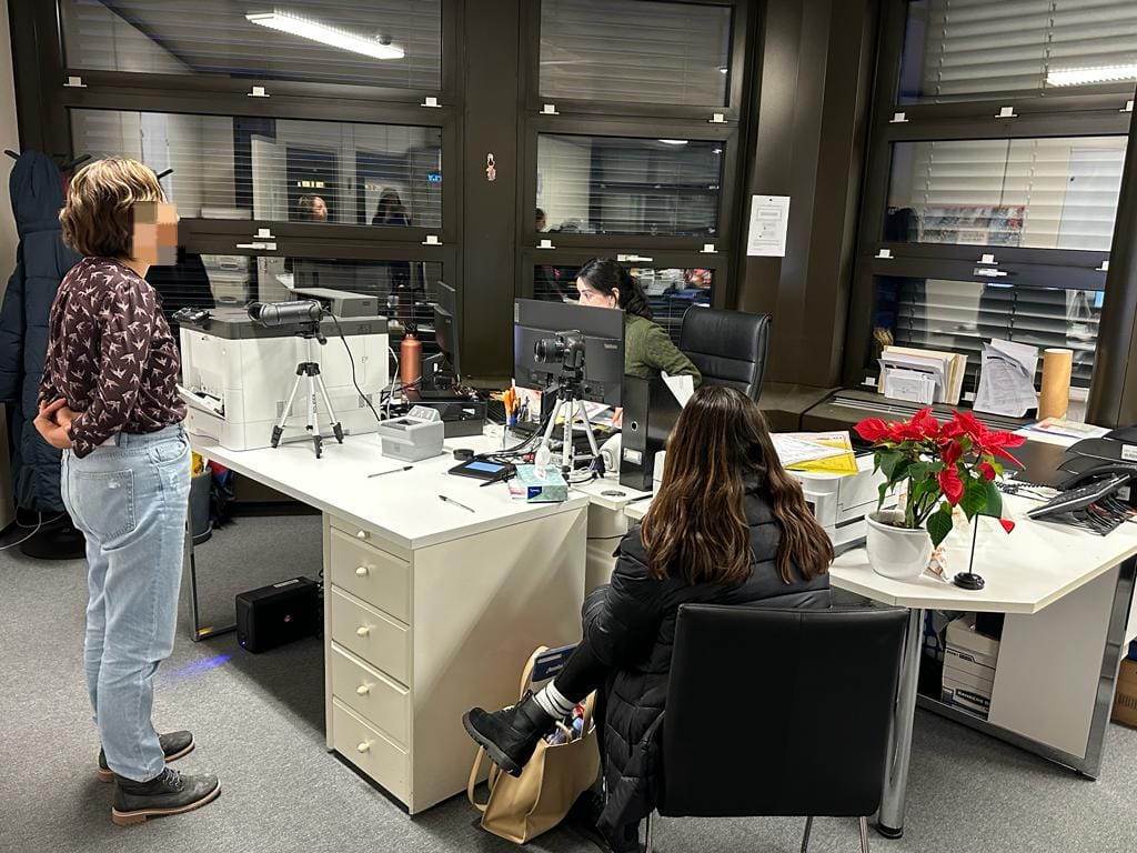 EmbaMexSui's tweet photo. Exitosa jornada especial de credencialización INE en Berna, Suiza.  Más de 100 personas tramitaron su credencial para votar el pasado domingo en @Embamexsui.

#Elecciones2024MX 🗳 #VotoExtranjero #INEMéxico @jaime_vbt https://t.co/SL3gugdKet
