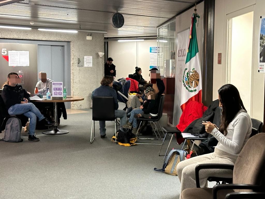 EmbaMexSui's tweet photo. Exitosa jornada especial de credencialización INE en Berna, Suiza.  Más de 100 personas tramitaron su credencial para votar el pasado domingo en @Embamexsui.

#Elecciones2024MX 🗳 #VotoExtranjero #INEMéxico @jaime_vbt https://t.co/SL3gugdKet