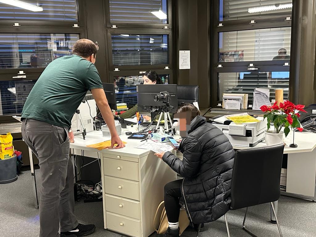 EmbaMexSui's tweet photo. Exitosa jornada especial de credencialización INE en Berna, Suiza.  Más de 100 personas tramitaron su credencial para votar el pasado domingo en @Embamexsui.

#Elecciones2024MX 🗳 #VotoExtranjero #INEMéxico @jaime_vbt https://t.co/SL3gugdKet