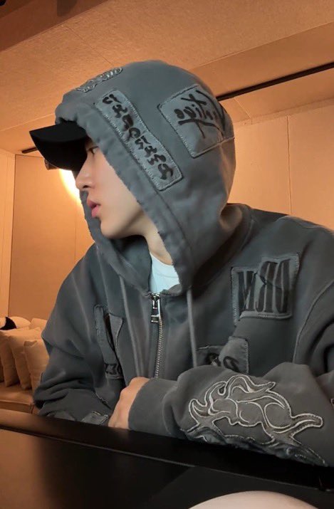 stillhoneyBeI's tweet photo. #비아이 김한빈 후드집업.. 내깔이야..
Études Grey Organic Cotton Hoodie https://t.co/OLMQ7EWF0n