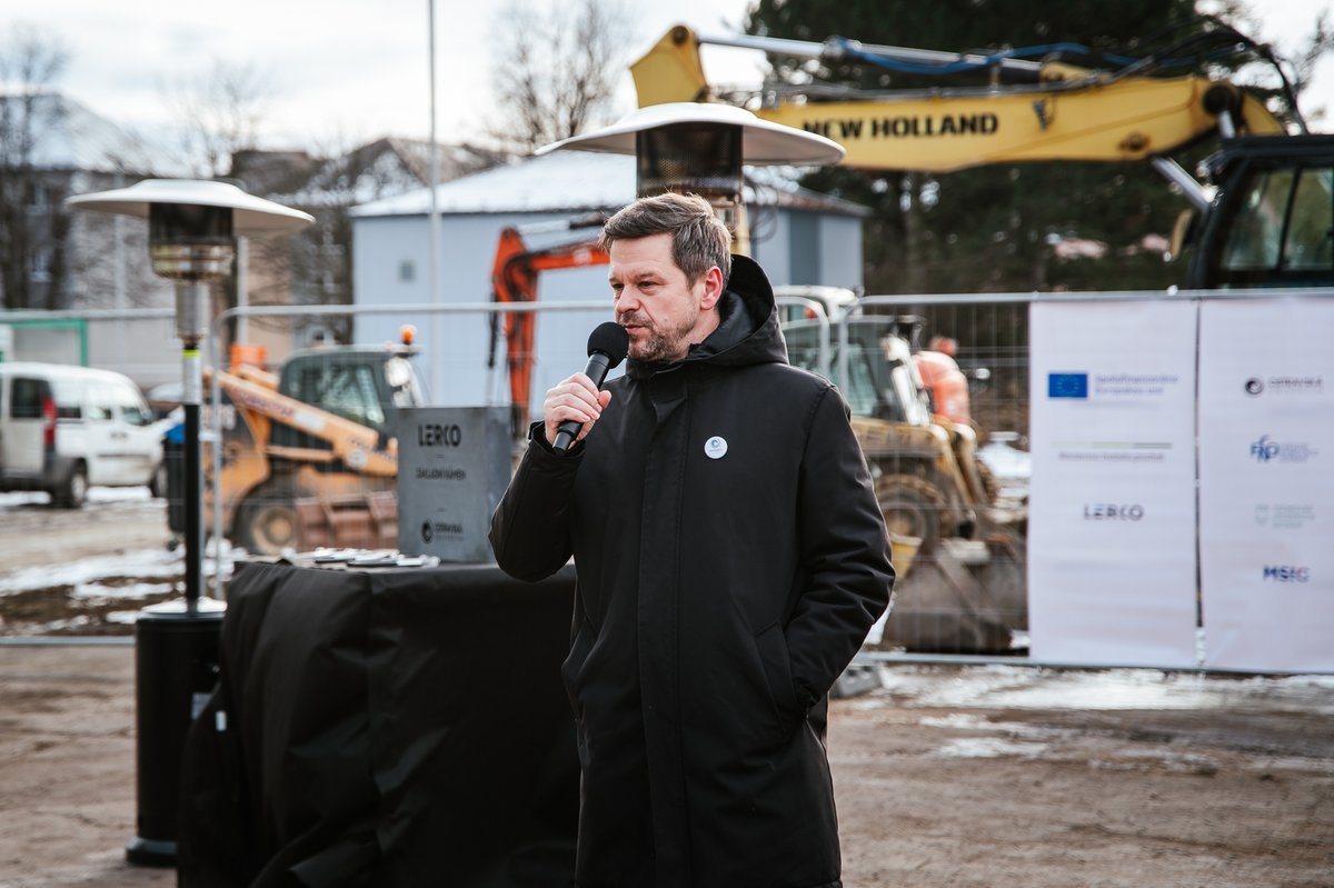 Ostravska_Uni's tweet photo. 🏥🔬 Stavba jedné z nejdůležitějších budov pro transformaci regionu v inovativnější, zdravější a „chytřejší“ byla dnes slavnostně zahájena – v areálu 🟦Lékařské fakulty Ostravské univerzity @LekarskaO ! 🔨
#LERCO #ostrava #jsmeostravska #spravedlivatransformace #JustTransition https://t.co/yyexJhGMM6