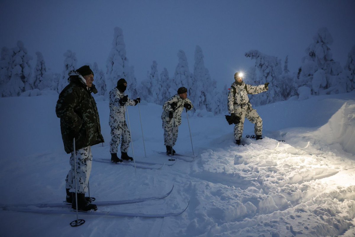 Jääkäriprikaatia tarkastamassa Sodankylässä. Pohjoisen puolustajat vakuuttavat osaamisellaan – ”Pohjoinen pitää” Jääkäriprikaatin tunnus täsmää.