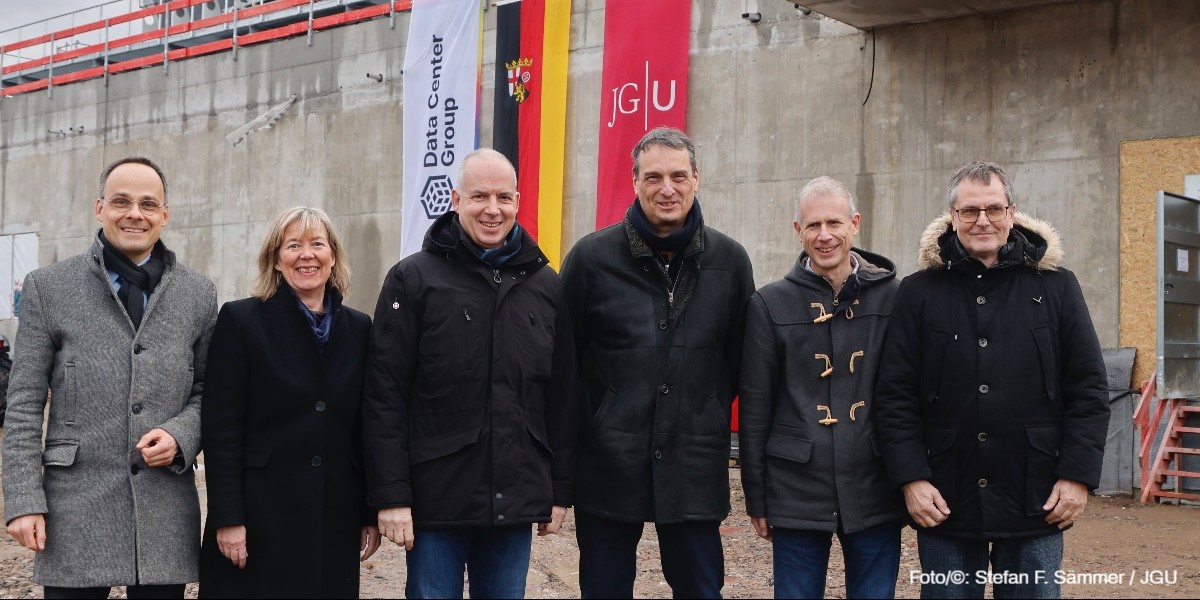 #UniMainz feiert #Richtfest für neues #Rechenzentrum auf dem #GutenbergCampus: Neubau beherbergt zukünftig gesamte IT-Infrastruktur der Universität presse.uni-mainz.de/jgu-feiert-ric… #NationalesHochleistungsrechnen #Spitzenforschung #Hochleistungsrechnen <a href="/MWGRLP/">Ministerium für Wissenschaft und Gesundheit #RLP</a> <a href="/FM_RLP/">Finanzministerium</a>