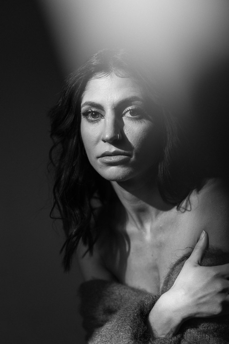 SiddhartaM's tweet photo. Ritratto di Martina in studio, luce naturale, 2023.
#portraitphotography https://t.co/d7okBSpVP3