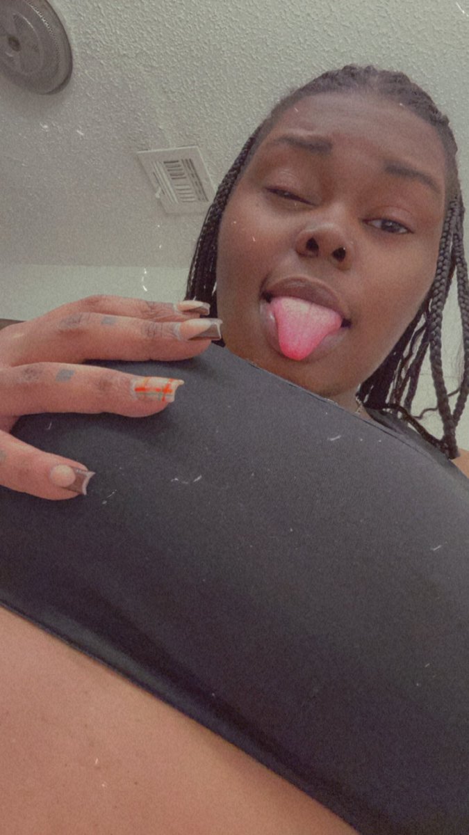 BiggLexx23's tweet photo. Hair or no hair. I’m still that bitch 🤷🏾‍♀️🤎 https://t.co/DuPmBKTRaB