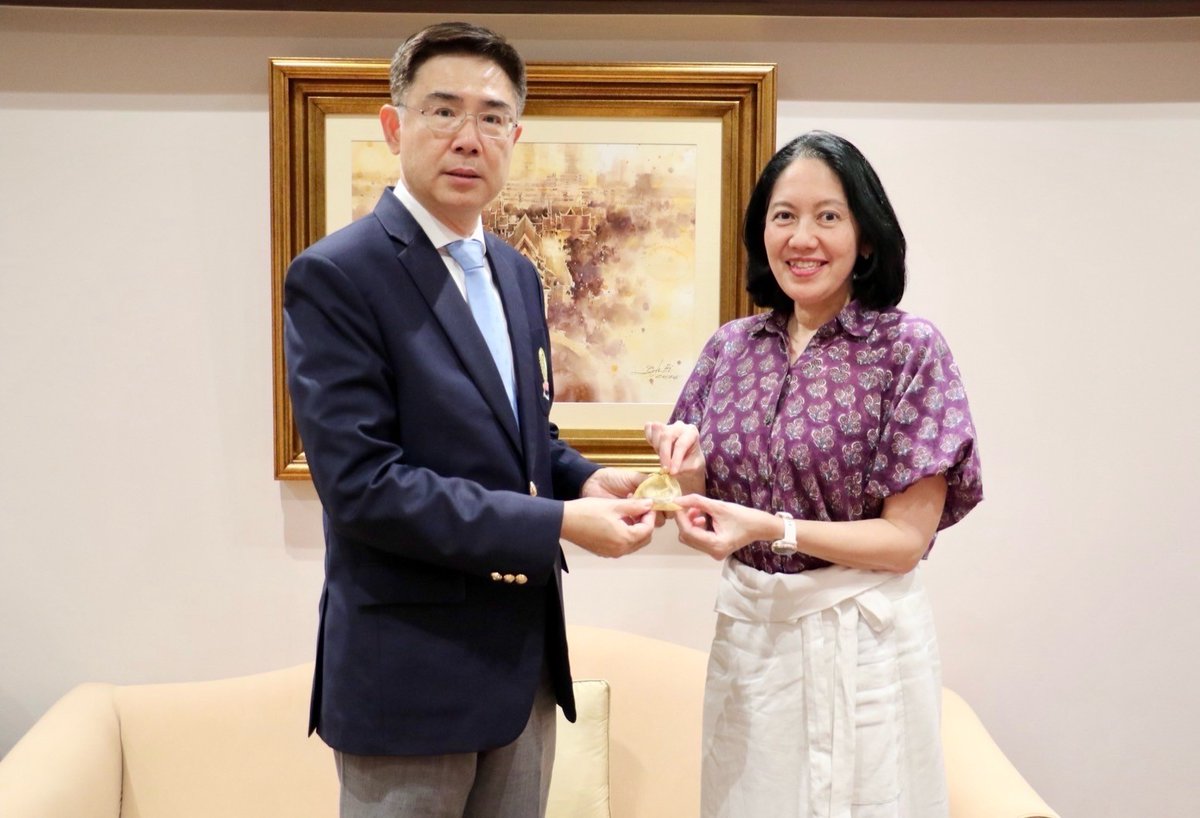 soe_global's tweet photo. Chulalongkorn University’s President Bundhit Eua-arporn and IU alum Professor Punchalee Wasanasomsithi exchanging new year’s greetings. Professor Wasanasomsithi’s mother, father, and husband are also IU alums. Go IU!
@IUSchoolofEd @IUAA https://t.co/FVsE5gcznE