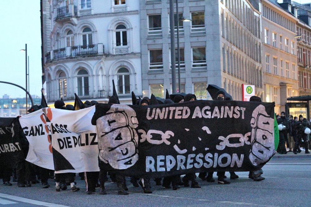 rondenbarg_soli's tweet photo. 1500 waren auf der Soli-Demo „Gemeinschaftlicher Widerstand“ am 20.1. in Hamburg. Hier gibt es einen kurzen Bericht mit Fotos: https://t.co/XRHjAYHWdm
#Rondenbarg #HH2001 https://t.co/K2GgA9jIZf