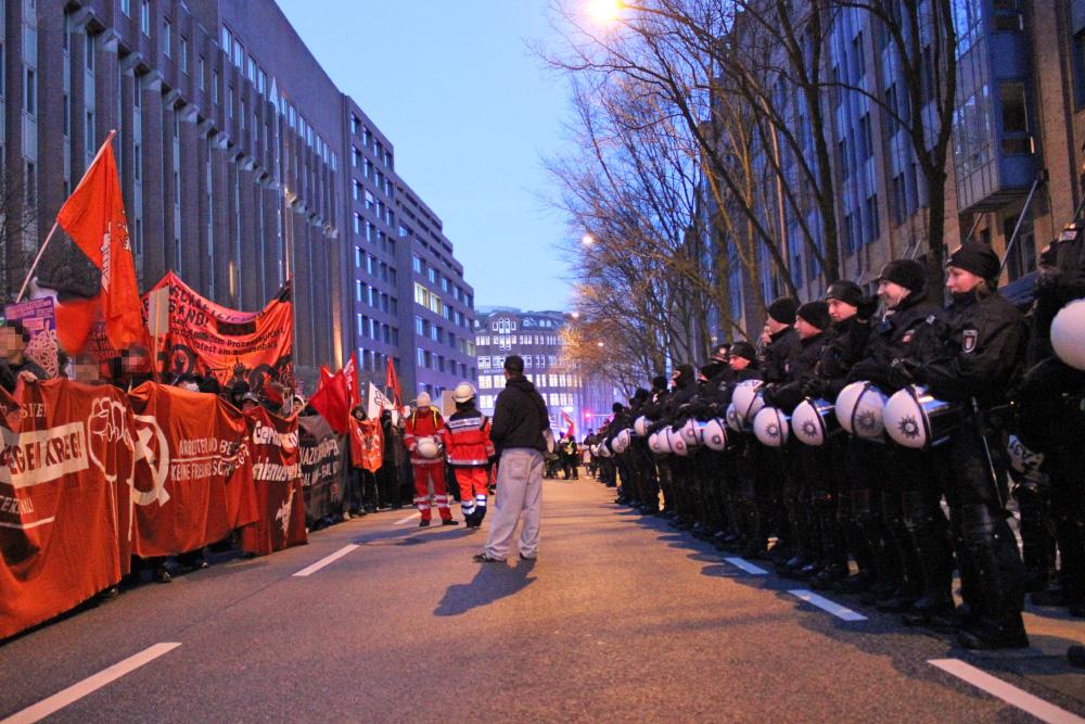 rondenbarg_soli's tweet photo. 1500 waren auf der Soli-Demo „Gemeinschaftlicher Widerstand“ am 20.1. in Hamburg. Hier gibt es einen kurzen Bericht mit Fotos: https://t.co/XRHjAYHWdm
#Rondenbarg #HH2001 https://t.co/K2GgA9jIZf