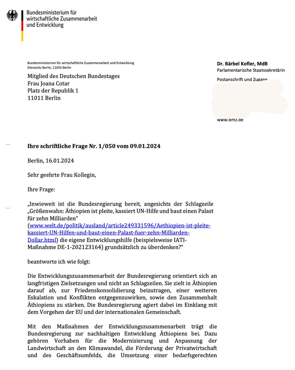 JoanaCotar's tweet photo. Aus der Reihe: Wofür Deutschland so Geld ausgibt.

Grösser als Windsor, das Weisse Haus, der Kreml und die Verbotene Stadt zusammen. 

Die Regierung in #Äthiopien baut auf einer Fläche, auf die 500 Fußballfelder passen würden, einen der teuersten Paläste der Welt. Kosten an die 10 Milliarden (!) Dollar. Dafür werden die Menschen vor Ort enteignet und vertrieben.

Deutschland zahlt dem Land u.a. 9.600.000,00 EUR #Entwicklungshilfe im Rahmen des "Programms zur Unterstützung der guten Regierungsführung." (Insgesamt beläuft sich die Hilfe auf über 2 Mrd EUR)

Ich habe nachgefragt, ob unsere Regierung diese "Hilfe" angesichts der Palast-Pläne nicht überdenken will.

Das ist die Antwort. Sie denkt gar nicht dran.

Premierminister Abiy Ahmed freut sich sicher über das deutsche Steuergeld, vielleicht gibt es dafür ein paar goldene Wasserhähne im Palast.