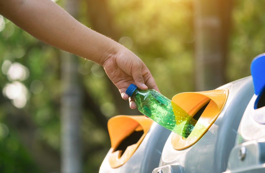 Radio3scienza's tweet photo. Da sola l’#economiacircolare potrebbe ridurre le emissioni del 39% e contenere l'aumento della temperatura a +1,5°C. Eppure secondo l'ultimo #CircularityGapReport la strada è ancora lunga: come accelerare? E perché #riciclare non basta?
Ascolta qui ▶️ https://t.co/ADnnkUzDO2 https://t.co/Tx4Hm23qm5