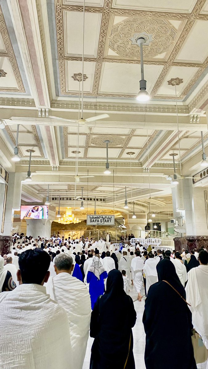 aa_hm36's tweet photo. طابَ اللقى وقُرت العيون، وارتوى القلب الحمدلله على التمام🤍🕋📿
#مكه_المكرمة 
#المسجد_الحرام
#مكه_الان https://t.co/HMJYVsaegA