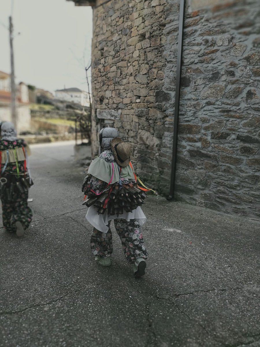 ACLosAntruejos's tweet photo. Ya hemos podido escuchar este fin de semana los cencerros por las calles de Villanueva de valrojo🎭 
Quedan tan sólo 18 días para carnaval y pronto os traeremos noticias sobre esos días tan emocionantes🎭🍻 https://t.co/BeYh1cDHRj