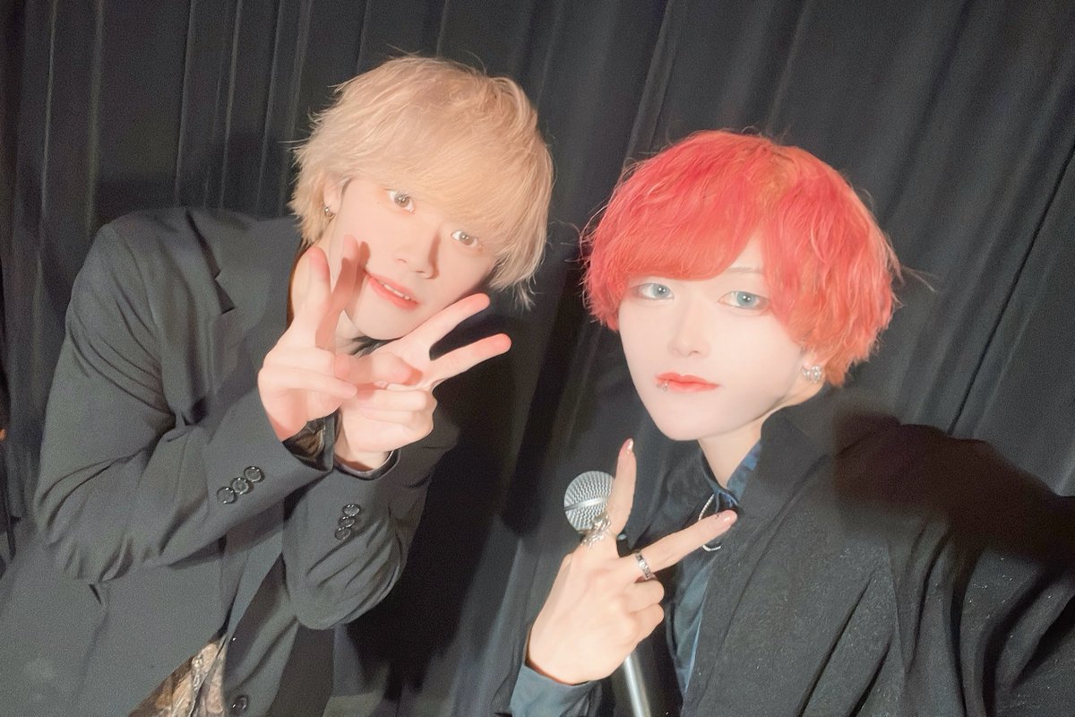 14ttE's tweet photo. 物販前に最前客席で自撮りしてる子達がいたので対抗してステージでナマイキ小僧とツーショ撮った

#WTG4
#GinyuforcE https://t.co/DpvrdSgJ1i