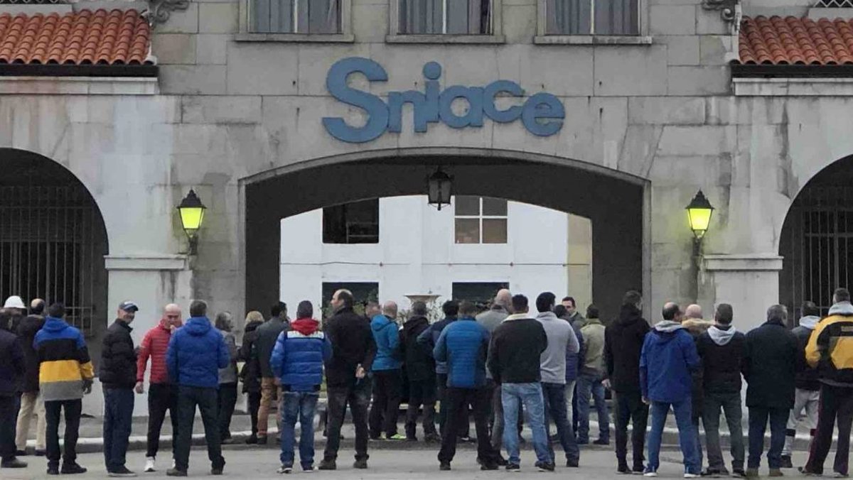 USOCantabria's tweet photo. #USO creando jurisprudencia en el #TS👨⚖️
El Supremo zanja el importe que el #FOGASA debe abonar a los trabajadores de #Sniace
La fecha de referencia para calcular la indemnización de cualquier proceso concursal es la liquidación y no el despido de la plantilla
Los trabajadores que han recurrido verán incrementado un 4⃣7⃣% su indemnización
La Sala de lo Social del Tribunal Supremo (TS) ha emitido una sentencia en unificación de doctrina al dictar la primera sentencia que analiza el caso de trabajadores Sniace contra el Fondo Garantía Salarial (FOGASA) y que afectará a todos los procesos concursales.
El Alto Tribunal ha determinado que el FOGASA debe tener como fecha, a efectos indemnizatorios, el momento en que la administración concursal emite el certificado de deuda, una vez iniciada la fase de liquidación, y no cuando la empresa comunica el despido de los trabajadores. Esto hace que el módulo del SMI que referencia la indemnización sea el del año 2020, fecha en que Sniace entró en liquidación y no el del 2013 que fue cuando fueron despedidos los más de 500 trabajadores de la empresa. Este criterio del TS trae consigo que la indemnización se eleve más del 47%. En el caso Sniace supondrá que un trabajador despedido, con la antigüedad suficiente, pase de cobrar 18.282 euros a 26.937 euros.
En el mes de marzo pasado el TS ya había condenado al FOGASA a abonar a una trabajadora de Sniace 6.186 euros, pero en aquella ocasión el tribunal casacional inadmitió el recurso del FOGASA al no encontrar contradicción con la sentencia de contraste aportada por el organismo recurrente. En esta ocasión, lo relevante es que la sala de lo Social del TS ha entrado al fondo del asuntodando la razón a USO, representado por el despacho especializado Abocan Abogados. El fallo rotundo no deja dudas e incluso condena en costas al FOGASA que estuvo apoyado en su tesis por la propia fiscalía.
En la sentencia, el Alto Tribunal da por válido el fallo del Tribunal Superior de Justicia de Cantabria (TSJC) en contra del criterio del TSJ de Madrid que había sentenciado en sentido contrario.
La sentencia, que crea jurisprudencia, despeja cualquier duda y deja claro el derecho del cobro de las indemnizaciones a través del FOGASA en un proceso concursal. Ello cobra especial relevancia en estos últimos años donde el incremento del SMI, utilizado como referencia para calcular la indemnización, ha experimentado variaciones sustanciales.
Los trabajadores, que han presentado demandas contra el FOGASA, cobrarán el monto total de su indemnización 11 años más tarde de haber sido despedidos
El número de demandas en espera de resolución, que asciende a casi 70, aguardan ser resueltas en los diferentes Juzgados de lo Social de Santander en espera del criterio del Tribunal Supremo. USO espera que esta sentencia sirva para desbloquear la situación y sus afiliados puedan disfrutar por fin de sus justas indemnizaciones.
USO lamenta profundamente que esta sentencia no pueda alcanzar al resto de trabajadores de Sniace, más de 500 afectados, a causa de un erróneo asesoramiento sindical y jurídico y que tiene como consecuencia que estos trabajadores dejen de percibir más de 2 millones de euros.