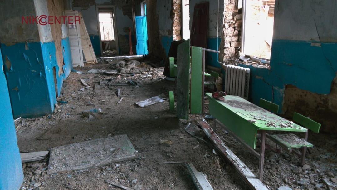 InvestigatorNik's tweet photo. 💔Спалені фосфором будинки, розбита школа та уламки ракет —  ось що залишилось від села Біла Криниця, що знаходиться на межі Миколаївської та Херсонської областей. Почути історії місцевих жителів можна у нас в сюжеті https://t.co/2oaCeNcpxS https://t.co/zYpPtOr5BT
