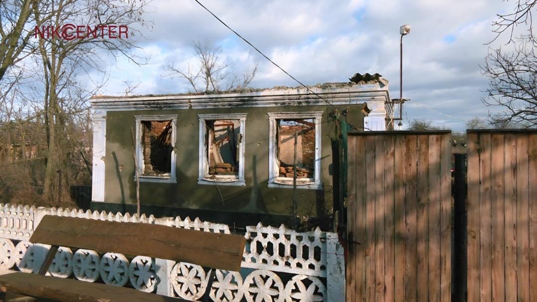 InvestigatorNik's tweet photo. 💔Спалені фосфором будинки, розбита школа та уламки ракет —  ось що залишилось від села Біла Криниця, що знаходиться на межі Миколаївської та Херсонської областей. Почути історії місцевих жителів можна у нас в сюжеті https://t.co/2oaCeNcpxS https://t.co/zYpPtOr5BT