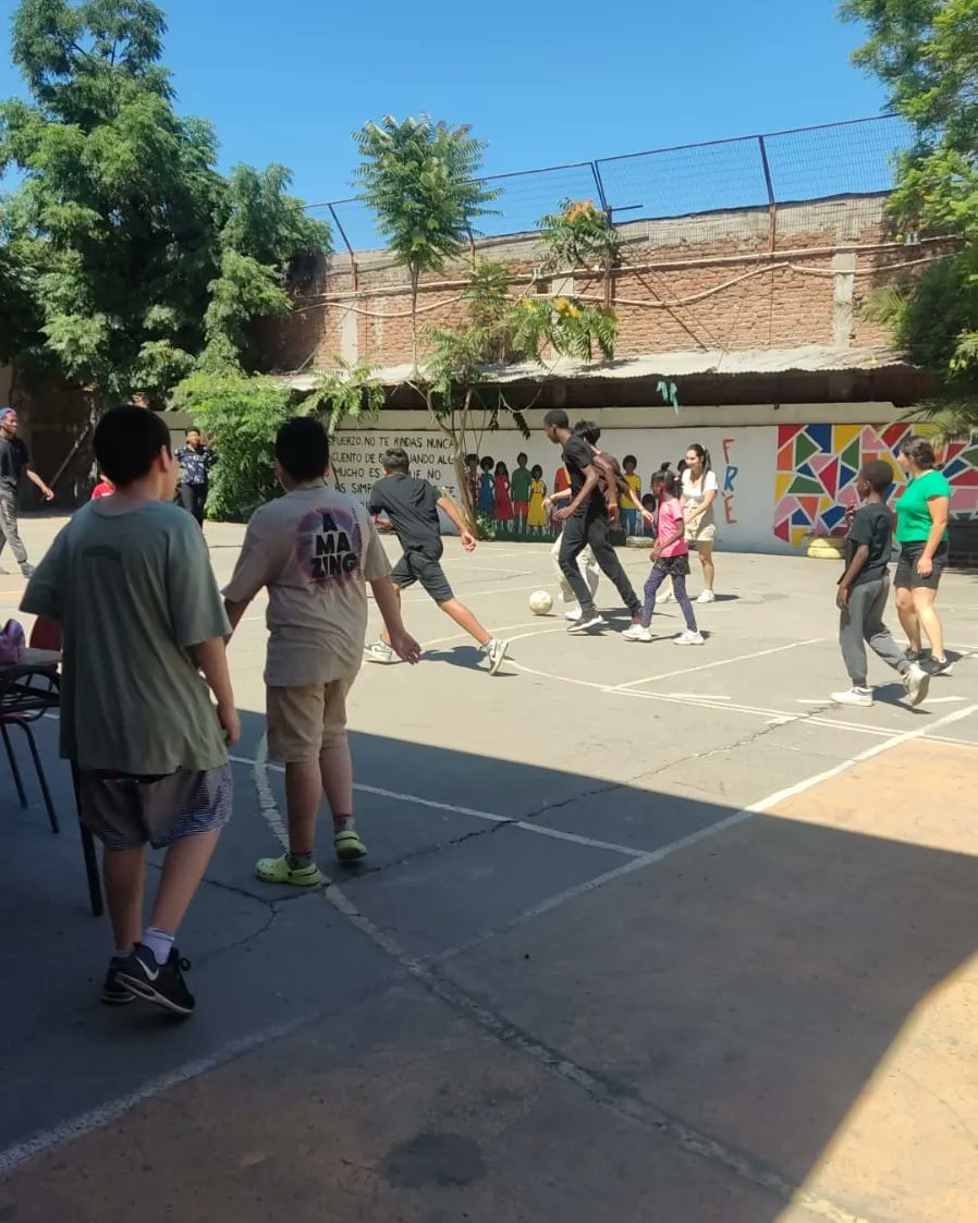 FiestaRoto's tweet photo. El lunes 15 de enero comenzaron las Colonia Urbanas, para niños y niñas de @Barrio_Yungay, que coordinó Fundación Fre y Parroquia San Saturnino.
La actividad formó parte de las iniciativas de la #FiestaDelRoto2024.
#YungayEnElCorazon 
#LosPatrimoniosDignifican https://t.co/Yn4Tp96f1e