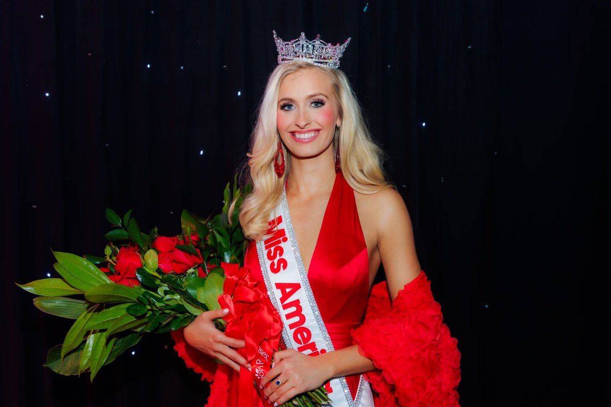 Herald_Diary's tweet photo. Madison Marsh, a 22-year-old second lieutenant in the US Air Force, made history on Sunday night by becoming the first active-duty service member to be crowned Miss America. #madisonmarsh #MissAmerica #AirForce https://t.co/AMWUKADF2J