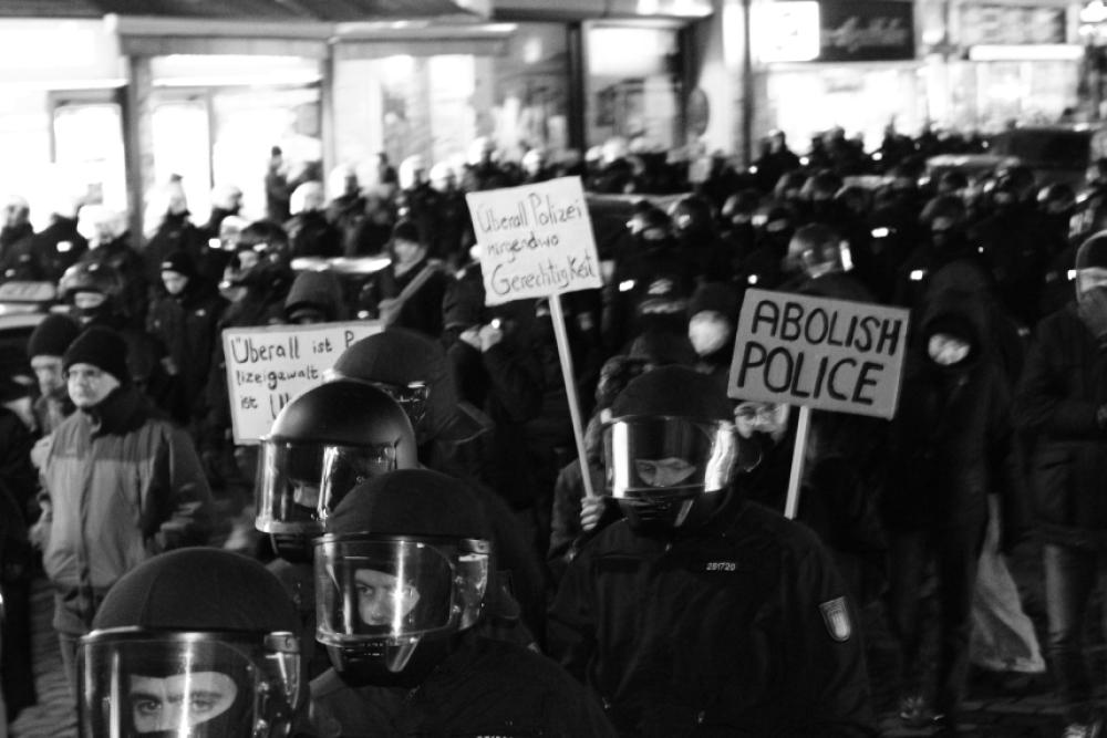 rondenbarg_soli's tweet photo. Viele weitere schöne Fotos zur Soli-Demo in Hamburg am 20.1. anlässlich des Prozessauftakts im #Rondenbarg-Verfahren gibt es hier beim Archiv der Sozialen Bewegungen: https://t.co/6ScX9JHRyk
 #HH2001 https://t.co/gLvTCMD1XZ